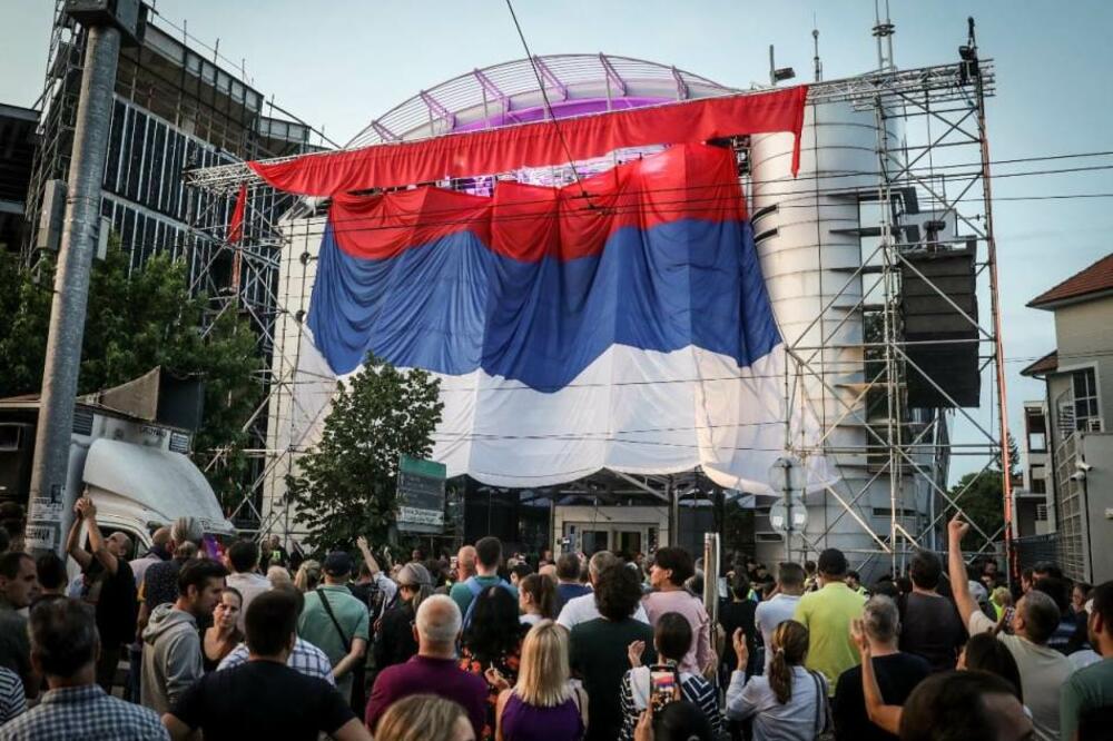 ZAVRŠEN DEVETI PROTEST "SRBIJA PROTIV NASILJA": Blokada saobraćaja i demonstranti ispred zgrade Pinka