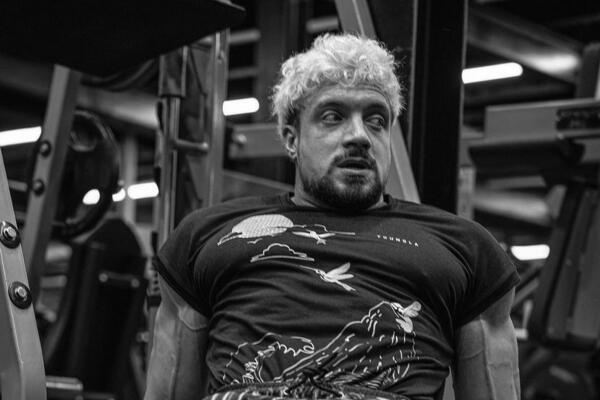 TRAGIČNA VEST! Iznenada preminuo poznati bodibilder: Njegova devojka se HITNO OGLASILA