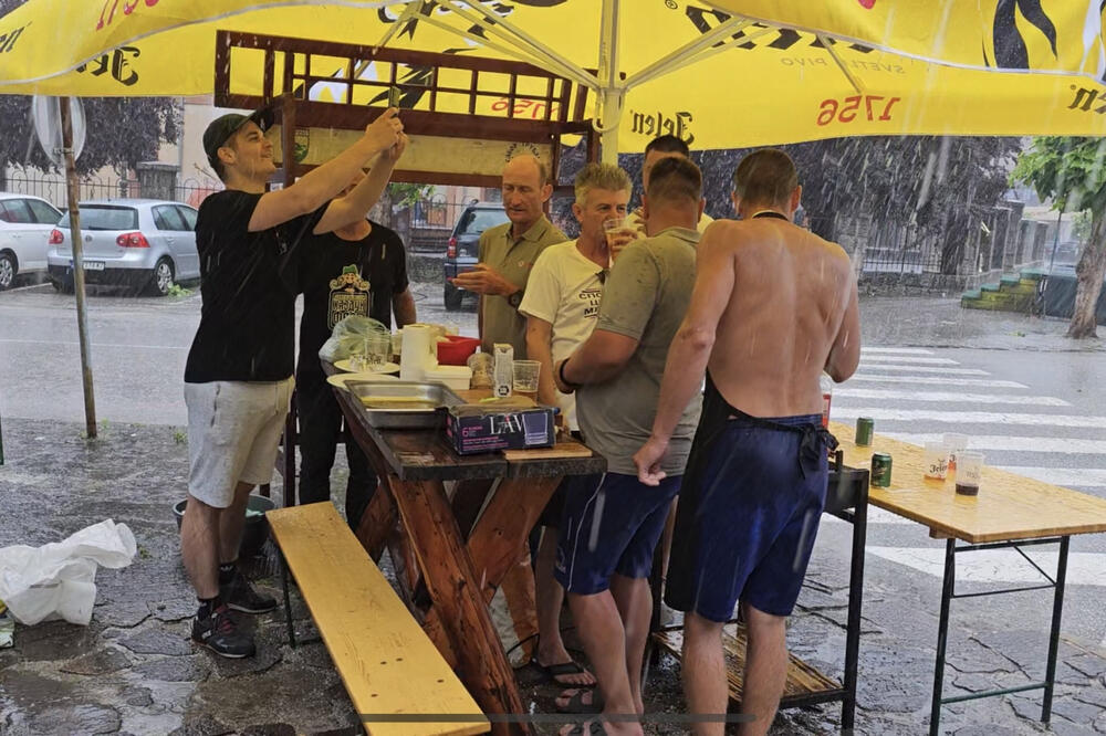 KIŠA PLJUŠTI, A ĆEVAPI SE OKREĆU: Dragačevci ponovo pokazali da smo NEBESKI NAROD, nevreme im ništa ne može! (FOTO)