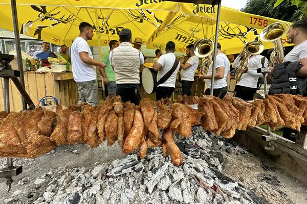 Evo koliko košta kilogram prasetine, a koliko čuveni svadbarski kupus! Velike gužve u Guči, pare se ovde ne štede