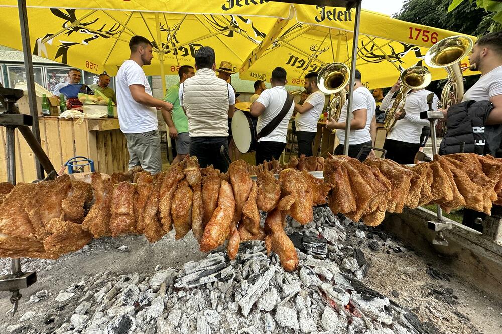 Evo koliko košta kilogram prasetine, a koliko čuveni svadbarski kupus! Velike gužve u Guči, pare se ovde ne štede