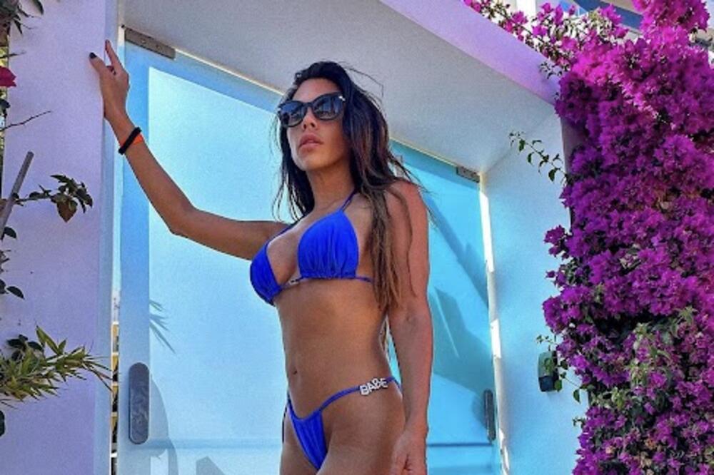 DA LI JE ONA NAJVRELIJA MAMA (39) U SRBIJI? Jake atribute jedva drži MINIJATURNI KUPAĆI, tračice se UREZALE