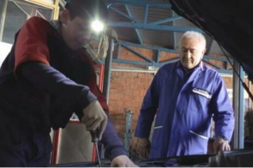 IMA ZLATNE RUKE I TREBA DA BUDE PRIMER MLADIMA! Nikola je NAJMLAĐI AUTOMEHANIČAR i ima VAŽAN SAVET ZA VOZAČE (FOTO)