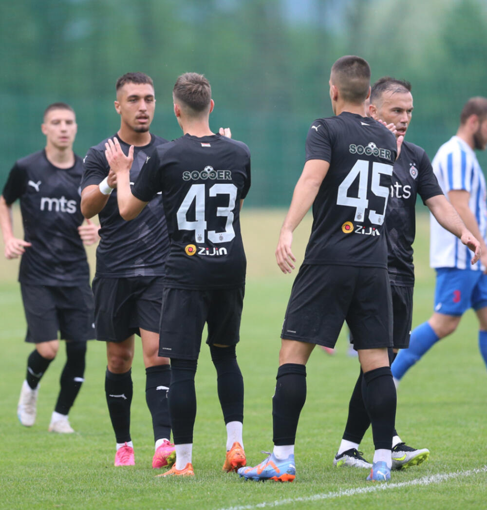 Slavlje fudbalera Partizana posle jednog od golova
