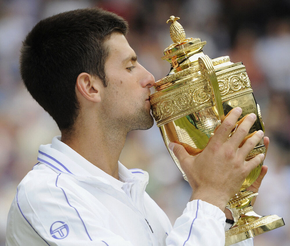 Novak Đoković sa trofejom Vimbldona