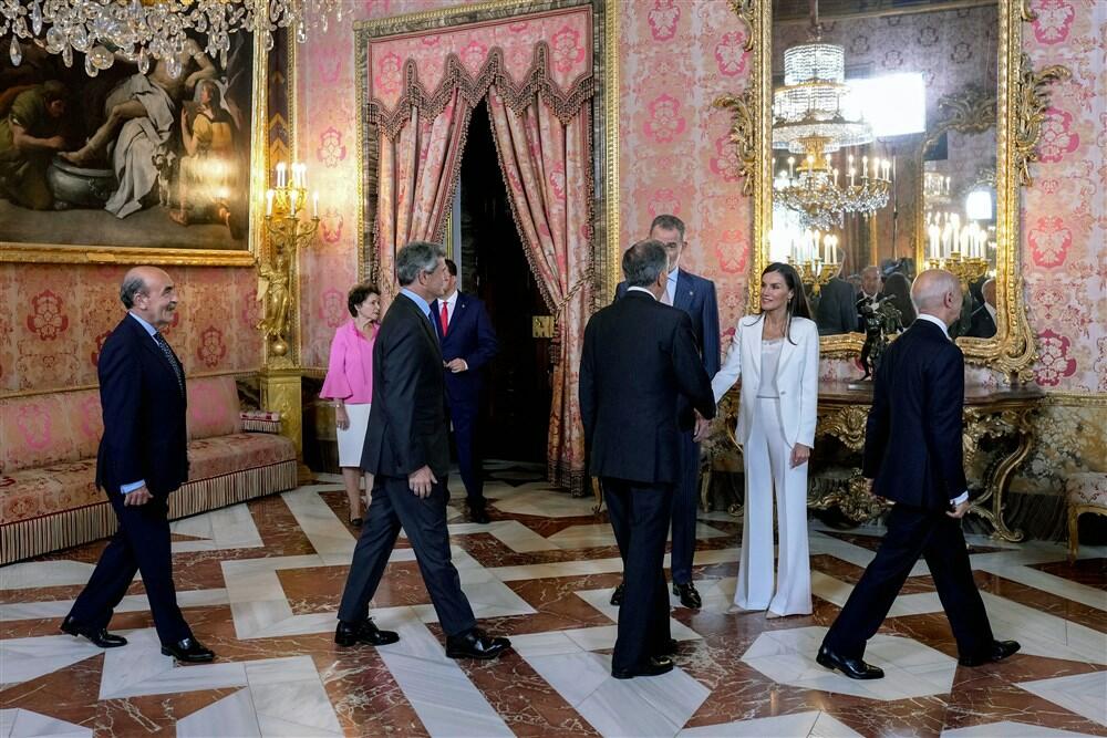 Kraljica Leticija u belom odelu