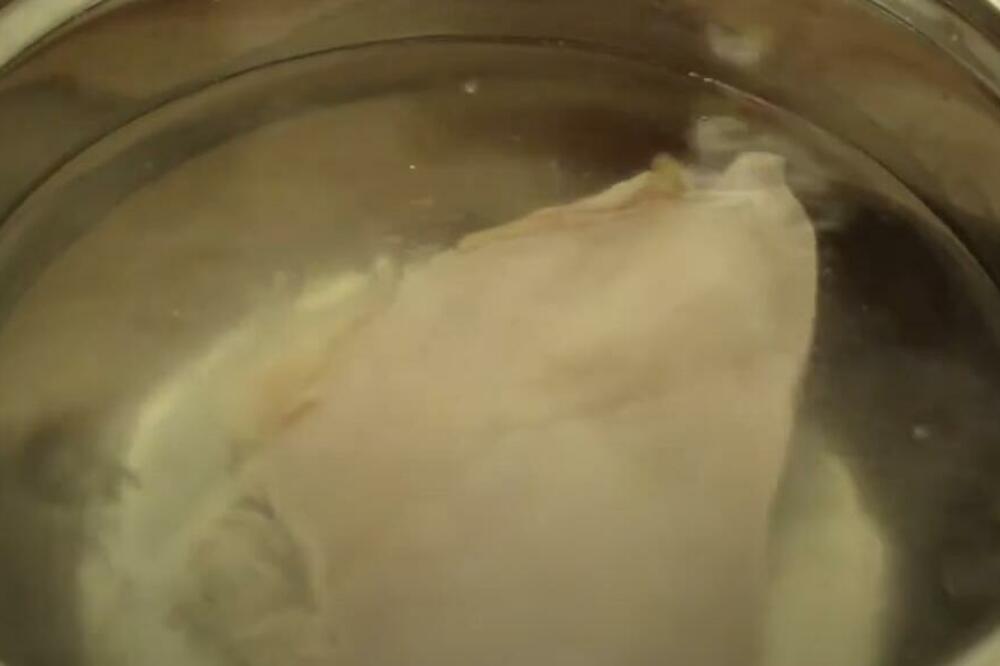 SAMO OVAKO VAM KUVANA PILETINA NIKADA NEĆE BITI SUVA: Jeftin trik koji ni NAJISKUSNIJE domaćice nisu znale