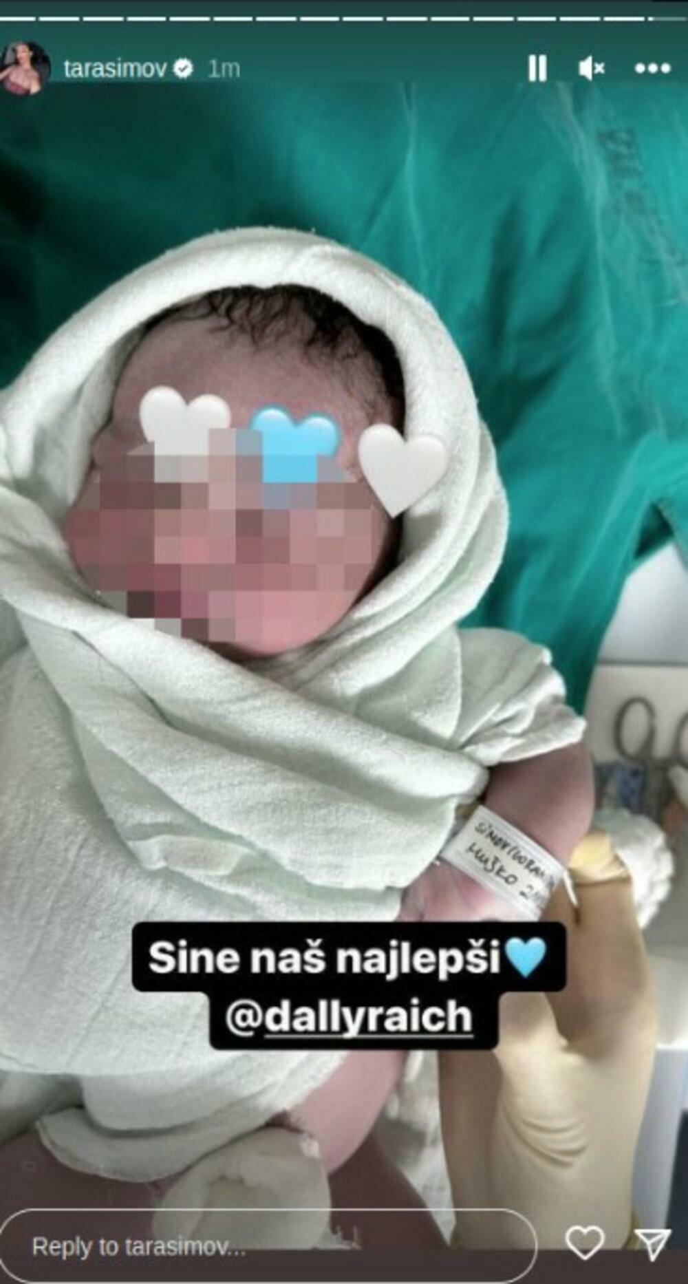 Tara je u dogovoru sa doktorom danas porođena carskim rezom, a ubrzo je stigla i prva fotografija naslednika