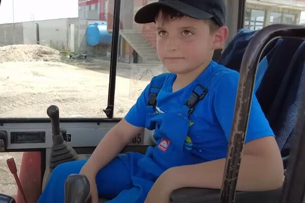 ZAMENIO IGRAČKE SA PRAVIM MAŠINAMA: Dečak (9) vozi BAGER kao iz ŠALE, evo sa koliko godina je SEO U NJEGA (VIDEO)