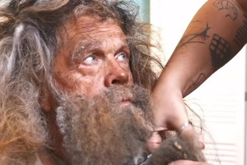 NEĆETE VEROVATI SVOJIM OČIMA KAKO OVAJ BESKUĆNIK SADA IZGLEDA, NEPREPOZNATLJIV JE! Svima se GADIO, a ONDA...(VIDEO)