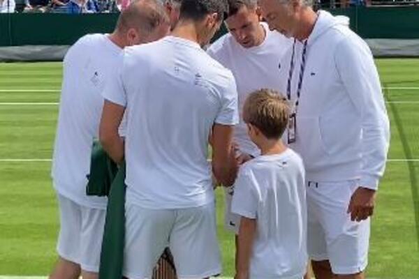 STEFAN ĐOKOVIĆ NA ZADATKU SA TATOM: Novak trenirao pred meč, ali je njegov sin UKRAO SLAVU! (VIDEO)