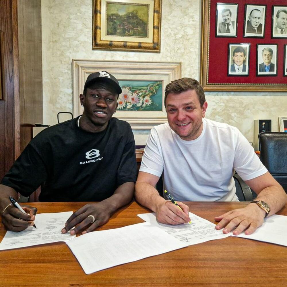 Potpis ugovora - Frenk Kanute i generalni direktor Miloš Vazura