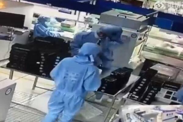 RADNIK DAVIO KOLEGU PRED SVIMA, ISPLIVAO JEZIV SNIMAK: Zbog njihove REAKCIJE ćete ZANEMETI - SUMANUTA JE (VIDEO)