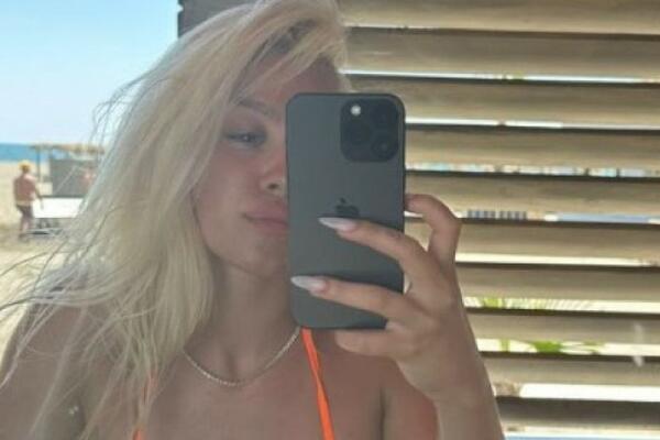 TEK PUNOLETNA, A VEĆ SVI BRUJE O NJOJ: Vrući kadrovi pevačice MAME NA GREH, od njenih OBLINA vam neće biti DOBRO