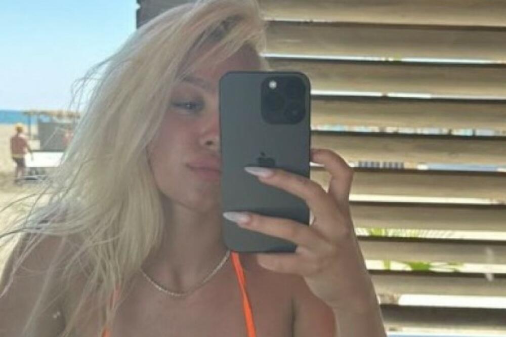 TEK PUNOLETNA, A VEĆ SVI BRUJE O NJOJ: Vrući kadrovi pevačice MAME NA GREH, od njenih OBLINA vam neće biti DOBRO