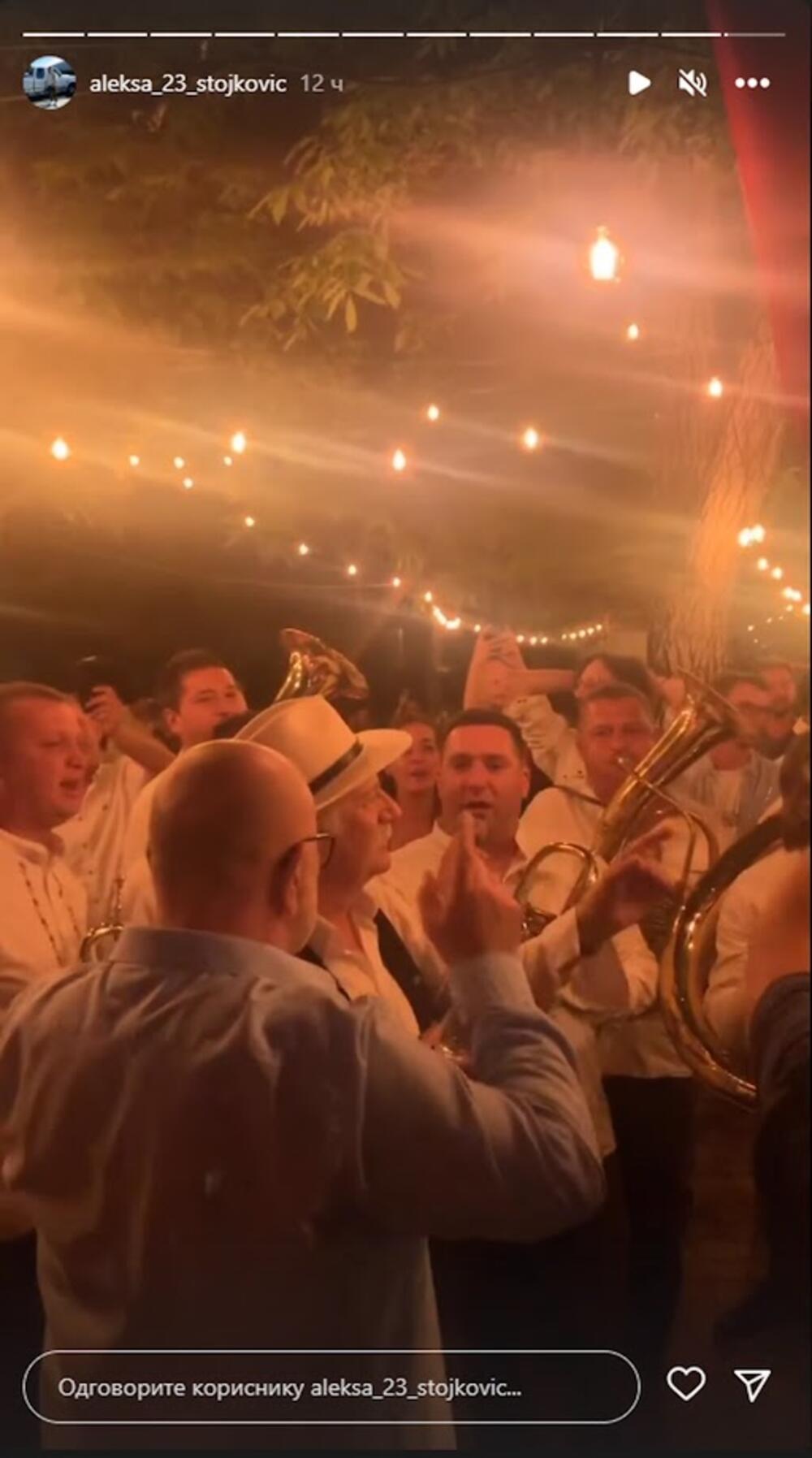 Na svadbi su bili trubači, Rade se u jednom trenutku latio mikrofona i zapevao pesmu 'Jovano Jovanke'