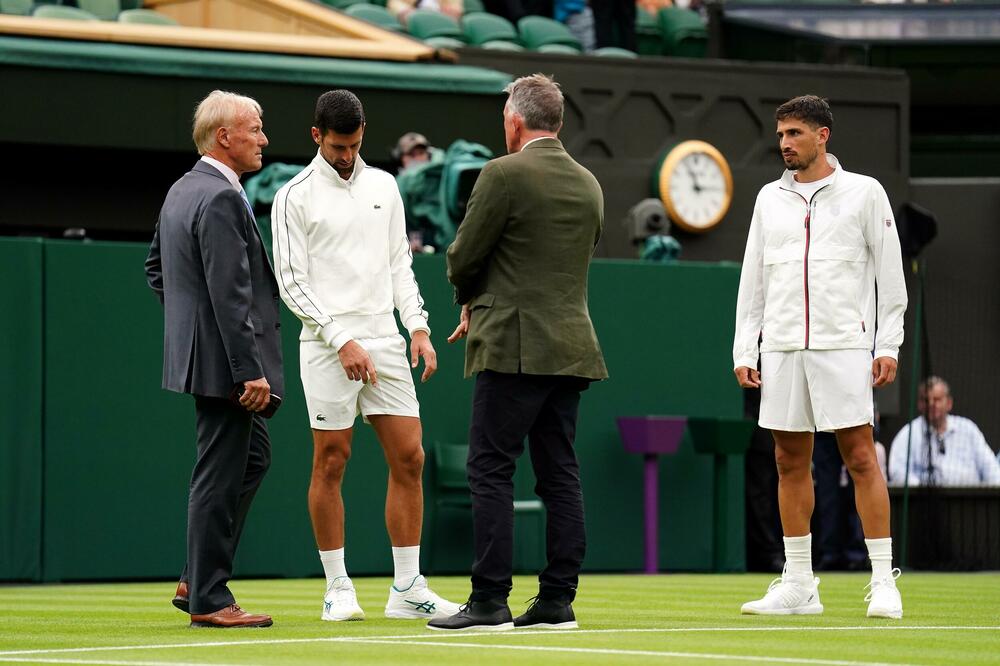 OVAKVE STVARI NIKO NIJE OČEKIVAO: Igrači testirali travu, Novak nije zadovoljan, nema nastavka meča! (FOTO)