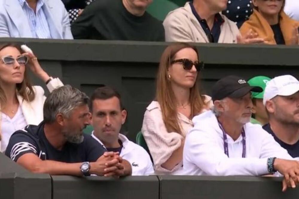 BITNA JE ZA NOVAKOVU PORODICU! Evo ko je misteriozna žena u Đokovićevoj loži (FOTO)