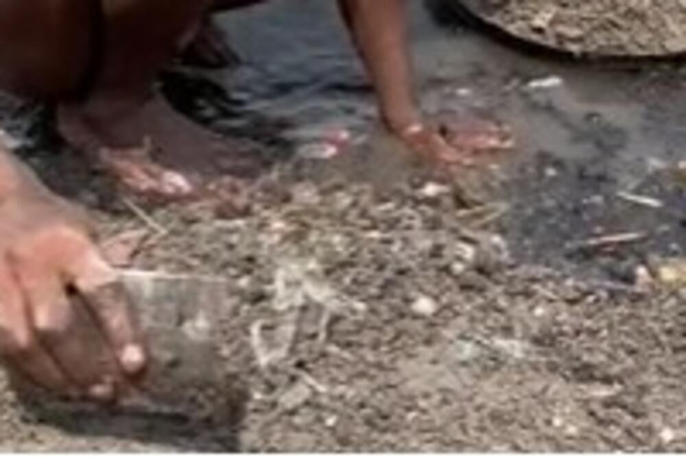 KOJI GOD POSAO DA RADITE, POSLE OVOG SNIMKA ĆE VAM BITI LAKŠE: Do guše u BLATU, a dnevnice BEDNE, nemaj ni za hleb