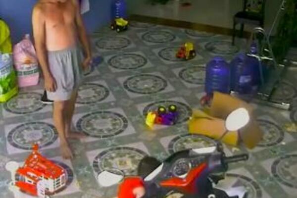 DECA SE IGRALA U SOBI, A ONDA JE ULETEO OTAC: Kada je video šta šeta PO PODU odmah je IZLETEO sa NJIMA... (VIDEO)