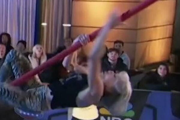 BAKA SE POPELA NA BINU, PA KRENULA DA SKAČE: Svi su gledali ŠTA RADI u PROGRAMU UŽIVO, voditelj u ČUDU (VIDEO)