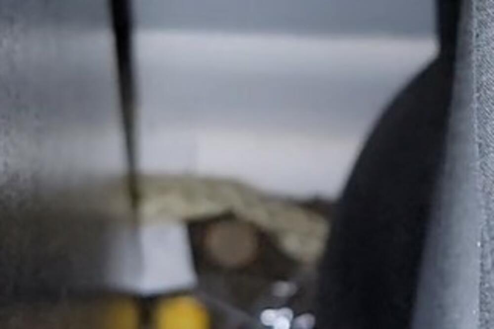 UŠAO JE U SPAVAĆU SOBU, PA VIDEO DA NEŠTO LEŽI IZA KREVETA: Približio je KAMERU, a onda... (VIDEO)