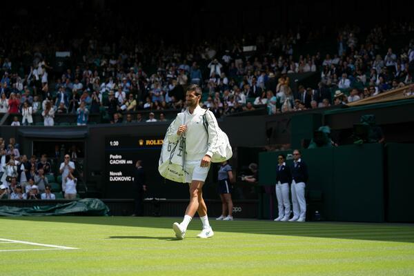 GEST KAKAV MOŽE UČINITI SAMO VELIKI ŠAMPION: Dirljiv Novakov potez o kome priča ceo svet! (VIDEO)