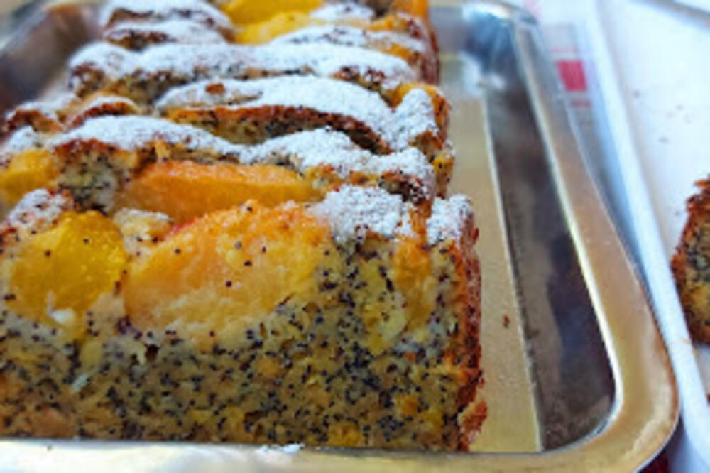 NAJSOČNIJI KOLAČ SA MAKOM PO BAKINOM RECEPTU: Nema BRAŠNA, a ovo VOĆE mu daje samo takav ŠMEK (RECEPT)