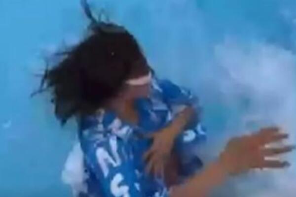 RAZVALILA SE KAO TIKVA NA BAZENU! Pevačica SVOM JAČINOM UDARILA U GRUDNI KOŠ, šta joj bi?