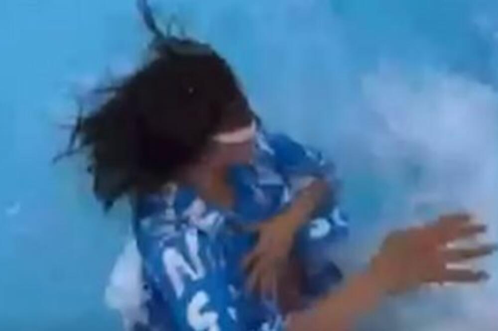 RAZVALILA SE KAO TIKVA NA BAZENU! Pevačica SVOM JAČINOM UDARILA U GRUDNI KOŠ, šta joj bi?