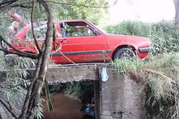 JAVNOST ZGROŽENA POTEZOM OVE ŽENE, SRAMOTA DA JE BUDE! Prizor iz Bosne ZAPALIO REGION, ovo je PORAŽAVAJUĆE (VIDEO)