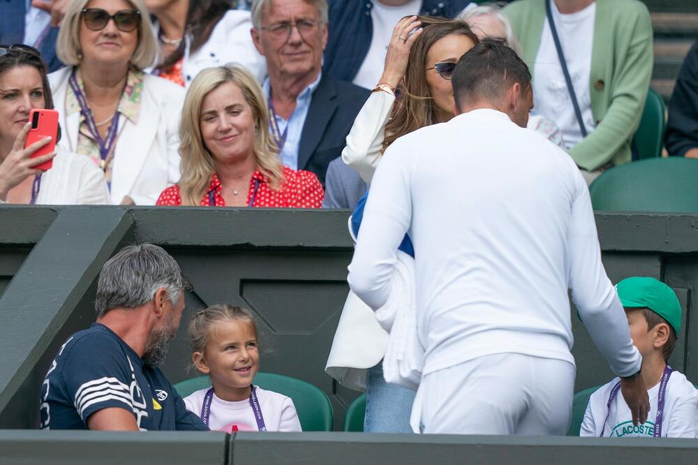 MALA TARA JE HIT! Novakova mezimica ućutkivala navijače, šta će reći tata! (VIDEO)