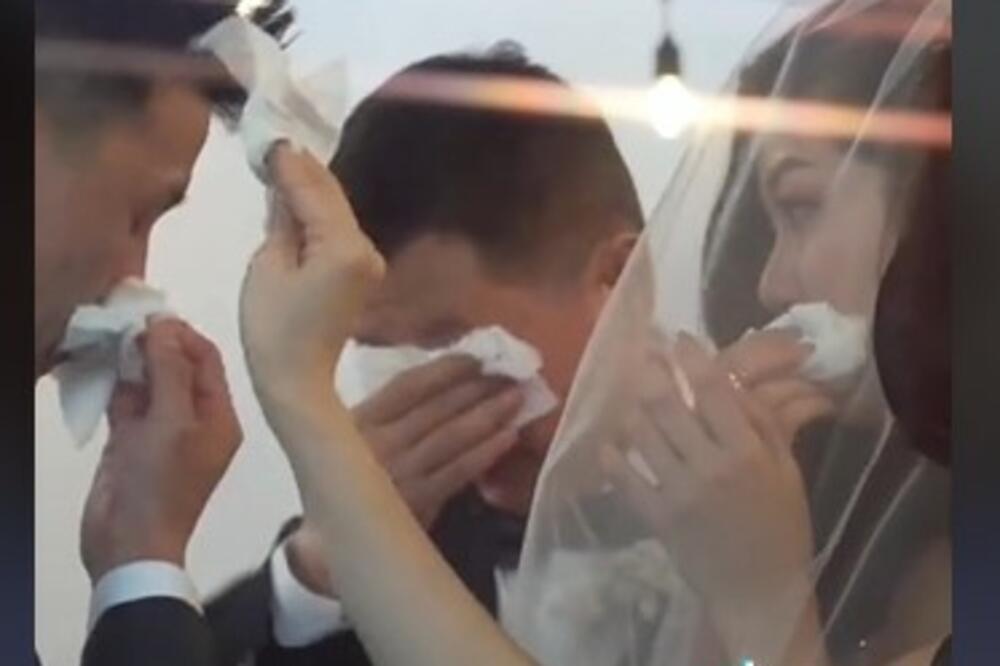 REČI OCA KOJI PREDAJE ĆERKU NA VENČANJU ĆE VAS RASPLAKATI: Ni mladoženja nije zadržao SUZE, ovo je PREJAKO (VIDEO)