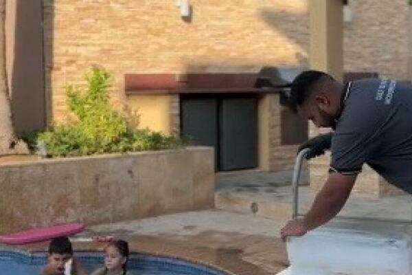 DECA SE KUPALA U BAZENU, A ONDA IM JE PRIŠAO JEDAN MUŠKARAC: Pogledajte samo šta im je UBACIO U VODU (VIDEO)