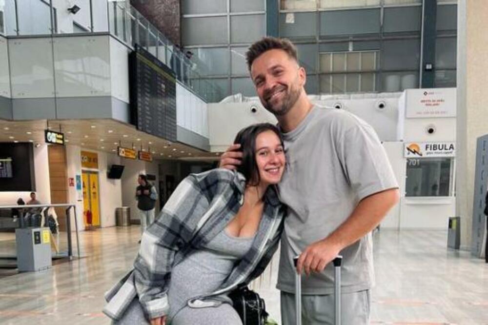 DŽEHVINA SNAJKA STIGLA U BOLNICU: Tata prisustvuje POROĐAJU, tu su i PRIVATNE fotke