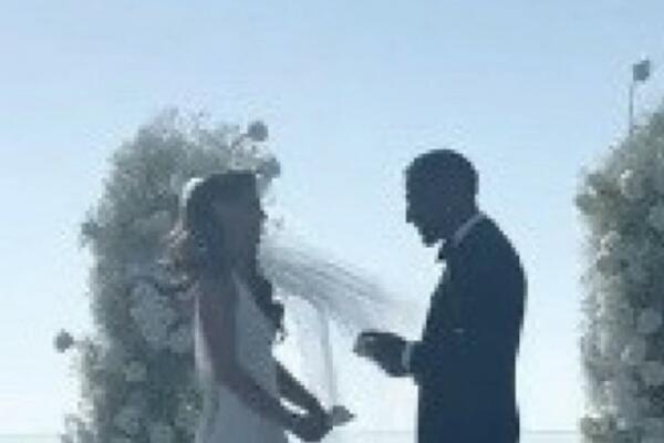 TREBALO JE DA RAZMENE ZAVETE, A ONDA JE PREKINUTA CEREMONIJA: Pogledali su iza SEBE i nisu verovali ŠTA SE DEŠAVA