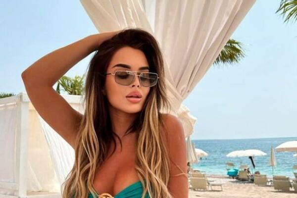 ČISTA GOLOTINJA I PROVOKACIJA: Srpskoj pevačici SVI gledaju u ZADNJU LOŽU, tangice se UREZALE (FOTO)