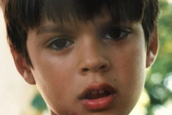 ZUMIRAJTE DOBRO OVOG DEČAKA, DANAS IMA 33 GODINE I ČAK ČETVORO DECE: Apsolutno NE POSTOJI osoba koja ga ne zna