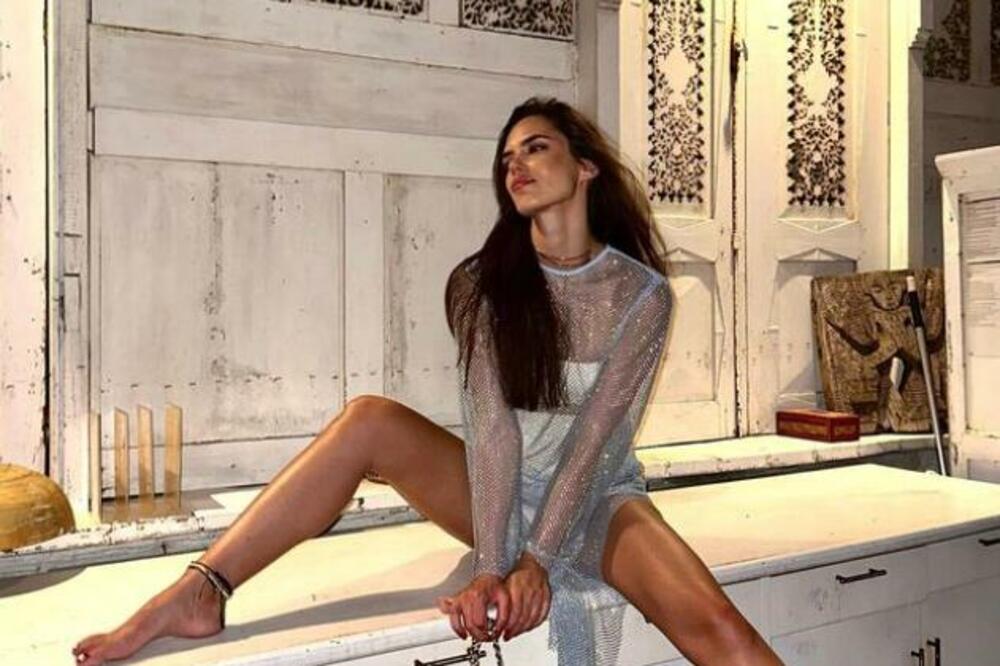 HODAJUĆA PROVOKACIJA! Srpkinja se SVUKLA U MINIJATURNI TANGA BIKINI, zbog VRELIH KADROVA PADAJU VILICE! (FOTO)