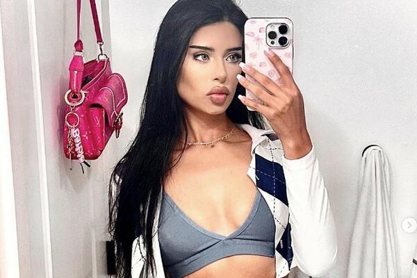 OVA ZANOSNA CRNKA ZARAĐUJE VRTOGLAVE SUME NOVCA: Lepotica dovodi zabave do USIJANJA, ima TELO kao iz SNOVA (FOTO)