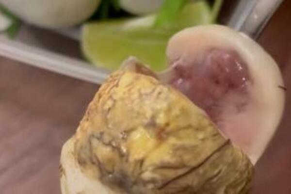 POJELA JE FETUS OVE ŽIVOTINJE I ŽALILA SE ŠTO JE NEDOVOLJNO RAZVIJENA: Ono što je rekla će vas ŠOKIRATI (VIDEO)