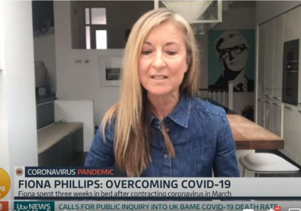 Oba Fionina pokojna roditelja, Nevil i Ejmi, umrli su od Alchajmerove bolesti