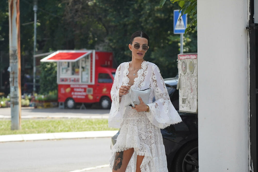 Tara izašla iz porodilišta