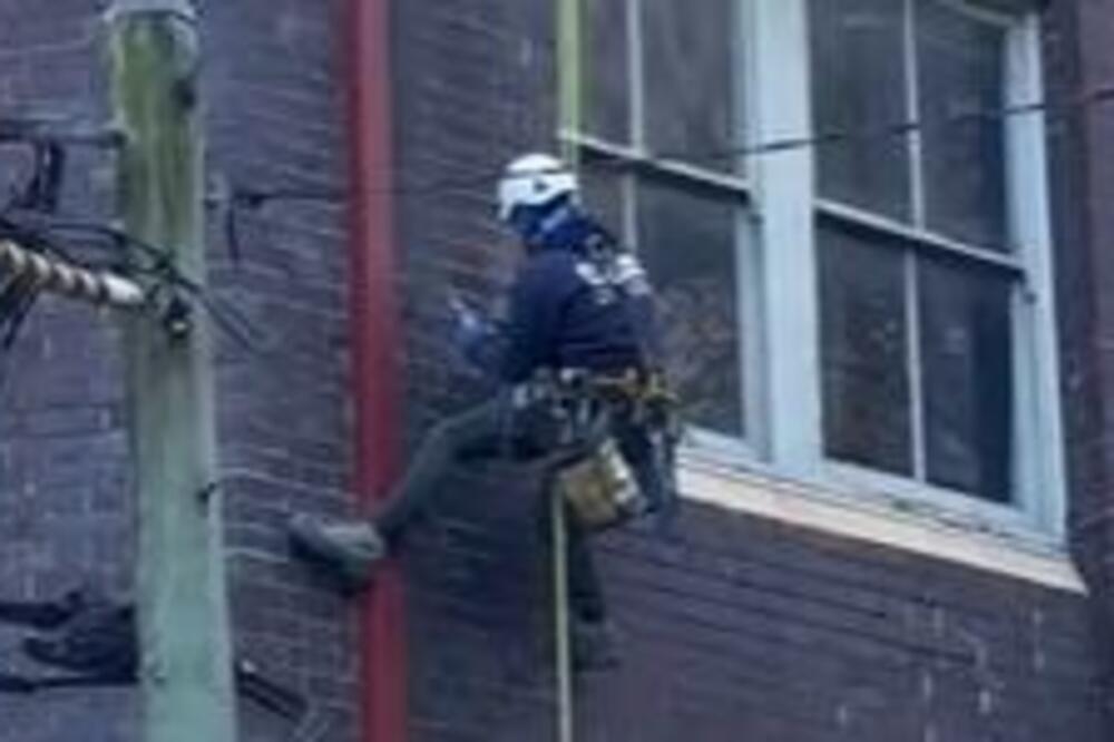 DANIMA JE DOLAZIO POD NJEN PROZOR I STALNO RADIO JEDNU STVAR: Sve joj je bilo jasno kada je shvatila da... (VIDEO)