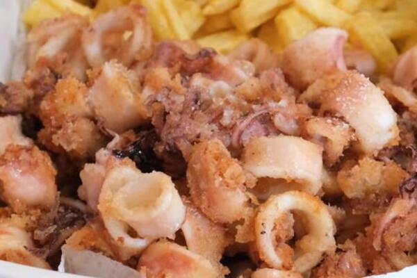 TRIK ZA HRSKAVE POHOVANE LIGNJE: Gotove su za TREN OKA, a zbog OVOG 1 sastojka su SOČNE, a ne GUMENE (RECEPT)