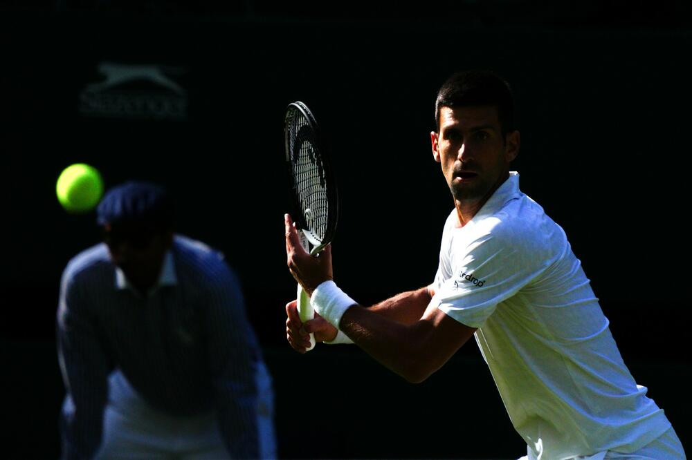 LEGENDARNI FUDBALER GLEDA NOVAKOV MEČ! Na tribinama sa majkom (FOTO)