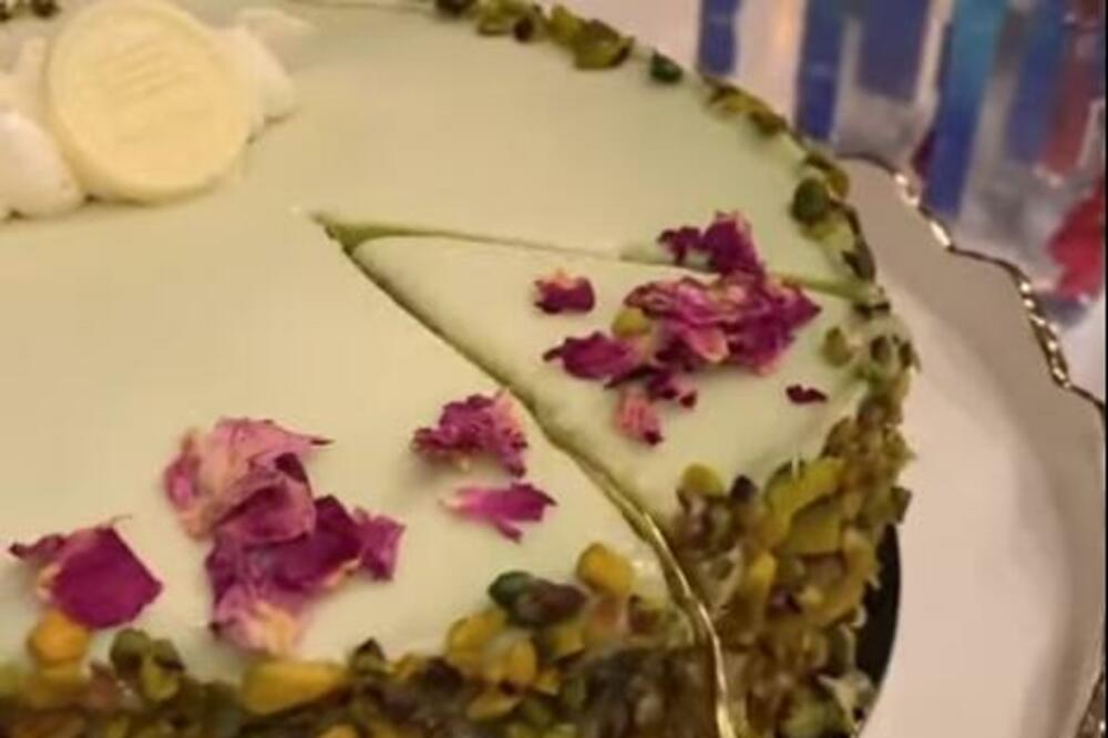 OSVEŽAVAJUĆA TORTA SA PISTAĆIMA I BRESKVAMA: Samo 1 PARČE će vas naterati da se ZALJUBITE u ovu KREMASTU senzaciju