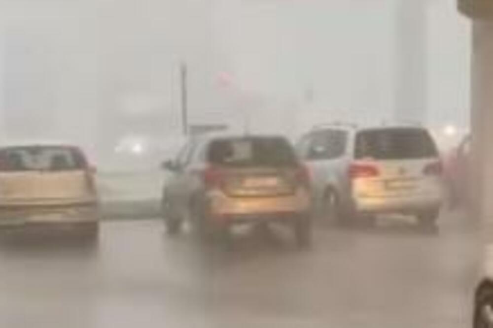 "NE IZLAZITE IZ KUĆE": Užasna oluja pogodila Kruševac, jaka kiša i vetar nosili sve pred sobom! (VIDEO)