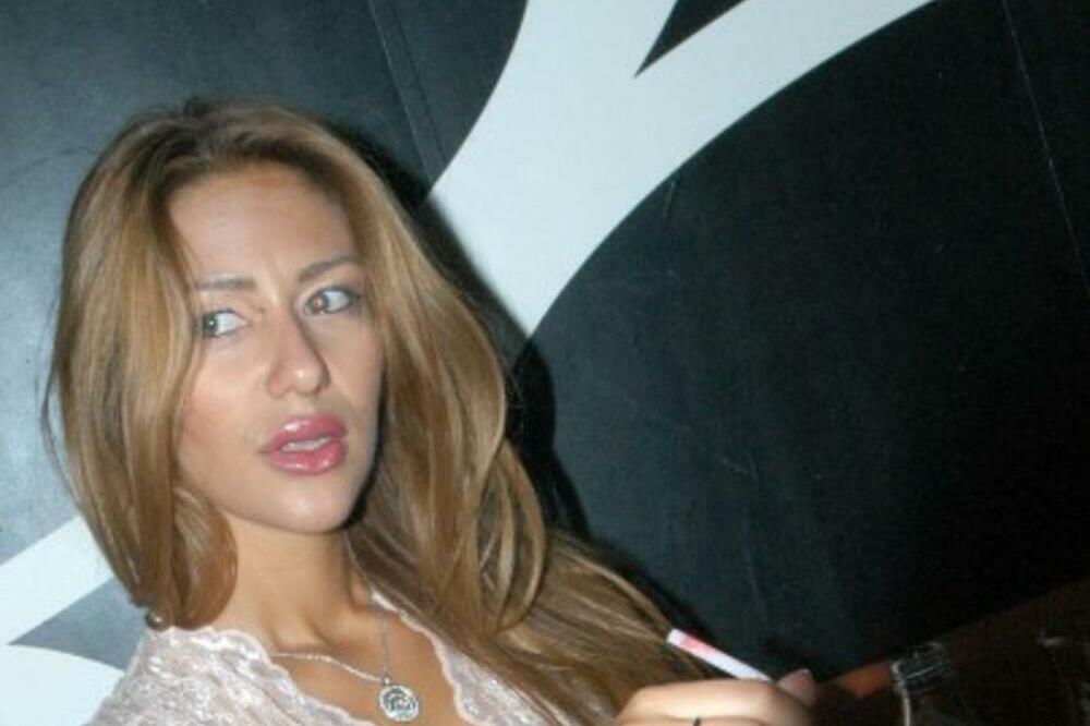 ANA NIKOLIĆ BILA KONOBARICA PRE NEGO ŠTO SE LATILA MIKROFONA: Detalji o pevačicinom životu NA TACNI