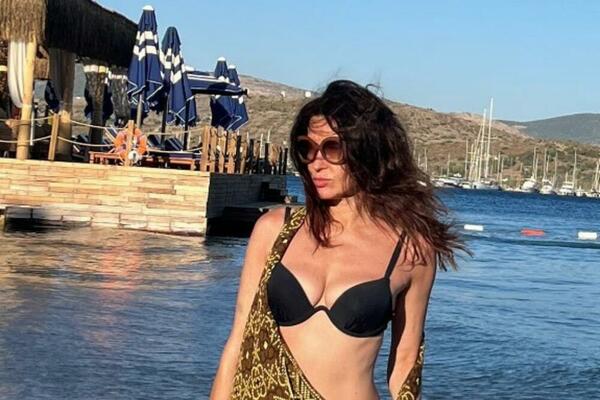 SNEKI DAKIĆ NIKAD VRELIJA, GOLIŠAVA ZAPALILA TURKE! Voditeljka pokazala koliko je JAKA u ŠESTOJ DECENIJI, SVE PUCA